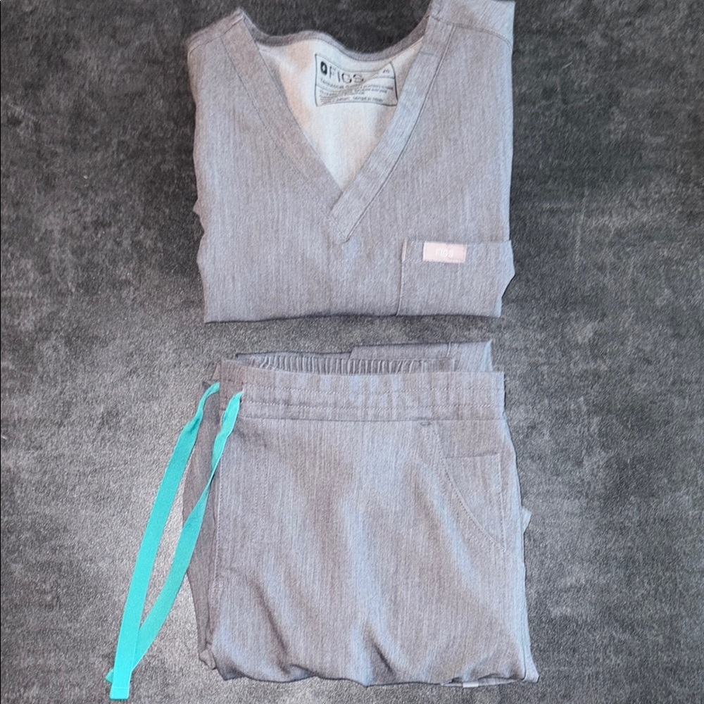 Figs Women’s Graphite Gray Scrub Set